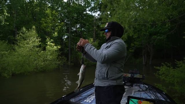 This ONE FISH could determine my ENTIRE SEASON!! (Buggs Island Open Day 1) смотреть онлайн