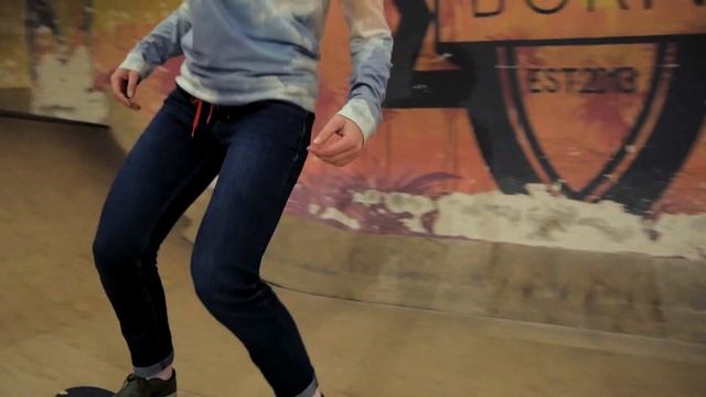 КАК КАТАТЬСЯ В РАМПЕ НА СКЕЙТЕ?/ Урок по скейтбордингу смотреть онлайн