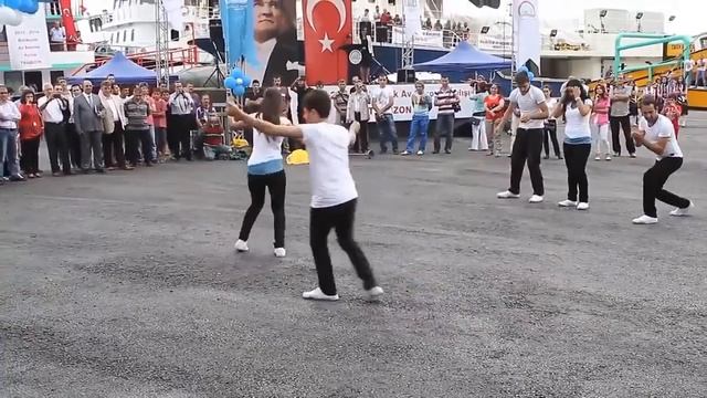 البنت التركية وقت تنزل عالدبكة ??! || (حمااااس) смотреть онлайн