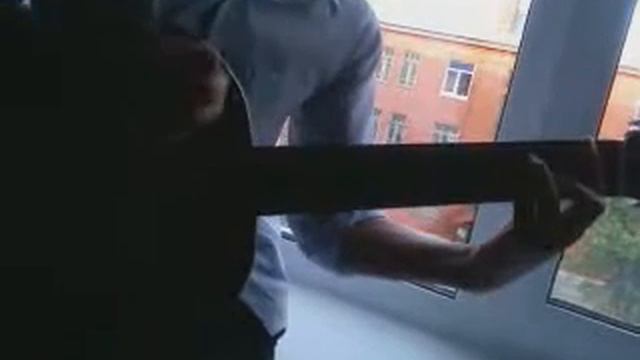 Парень играет песню "Лысый мужик в наколках" смотреть онлайн