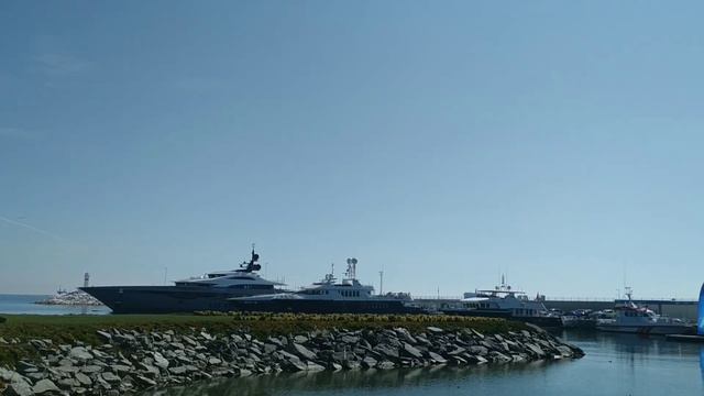 Прогулка возле моря смотреть онлайн