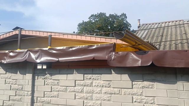 Монтаж тентового навеса, с врезкой сквозь трубы и дальнейшей спайкой, для герметичности