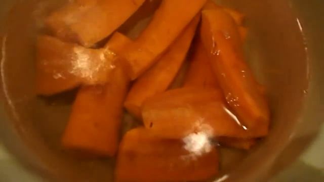 Кормлю маленьких улиток Ахатина. Морковь для улитят. Живой уголок Насти смотреть онлайн