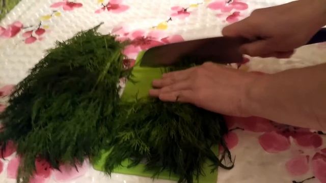 Как заготовить зелень на зиму. Как заморозить зелень лук и укроп. смотреть онлайн