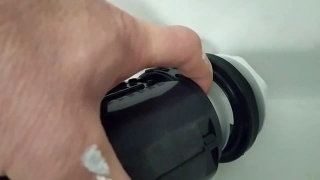 Почему подтекает сливная арматура у нового унитаза!!!