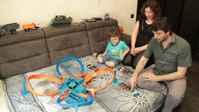 Играем в Трек Hot Wheels Опасный перекресток смотреть онлайн