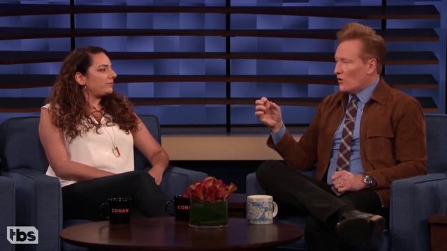 Конан О'Брайен берет интервью у своей ассистентки Соны Мовсесян [Русская озвучка] смотреть онлайн