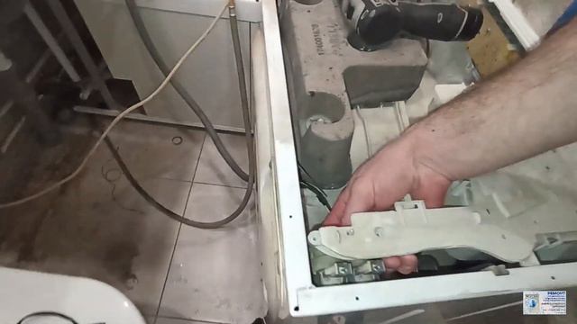 Ремонт стиральной машинки indesit. Самопроизвольно набирается вода в барабан.#ремонтсма# indesit смотреть онлайн