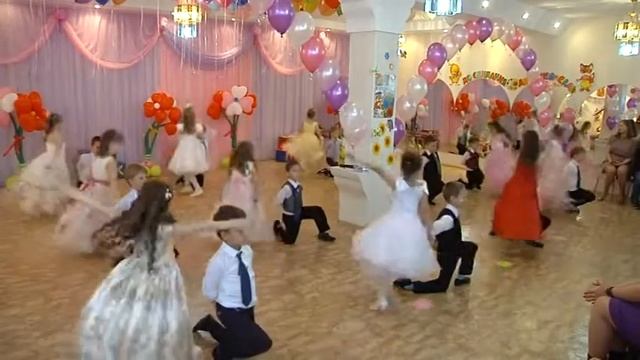 Петр Ильич Чайковский танец "Вальс цветов" из балета "Щелкунчик". Постановка: Богданова А.Б. смотреть онлайн