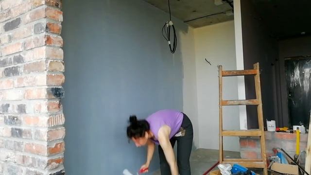 Серия 15. Опять красим. Красим стены спальни в серый цвет