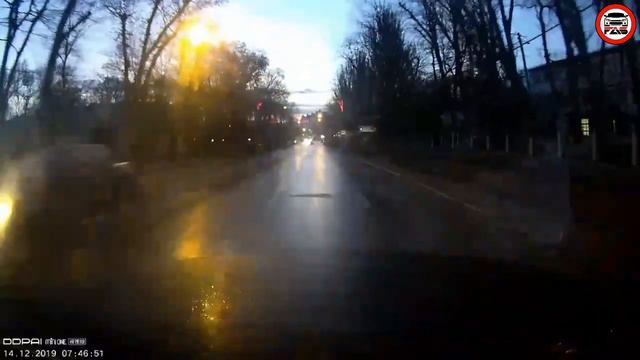 Феодосийское такси. Утренний неадекват. А ещё и людей возит. смотреть онлайн