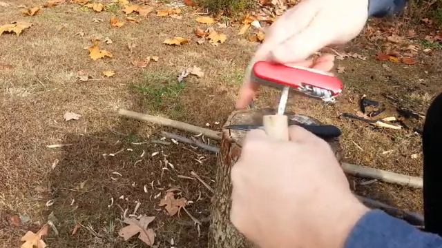 Woodsman Skills - Whittling a button смотреть онлайн