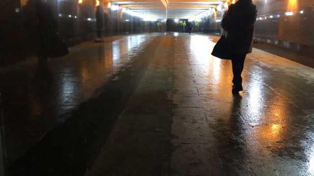 Меланхоличный саксофон в переходе смотреть онлайн