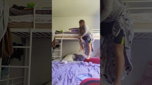 топ-3 способов как можно сделать качели на двухъярусной кровати.