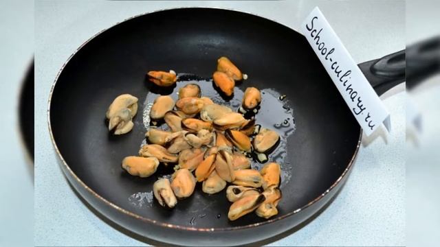 Теплый салат с мидиями, овощами и макаронами - school-culinary.ru смотреть онлайн