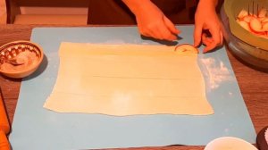 Розочки из яблок и слоеного теста