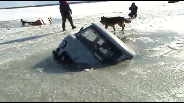 Три машины угодили в одну дыру во льду! смотреть онлайн