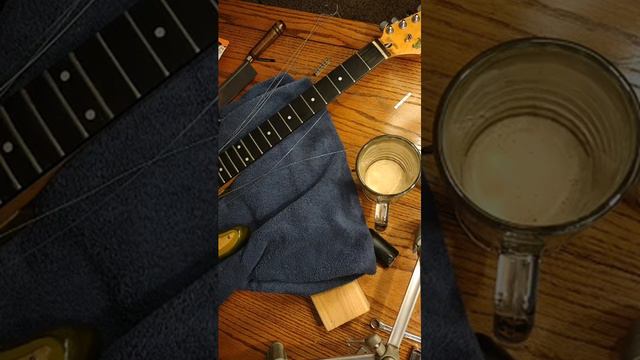 Installing an adjustable les paul nut in a strat / partscaster смотреть онлайн