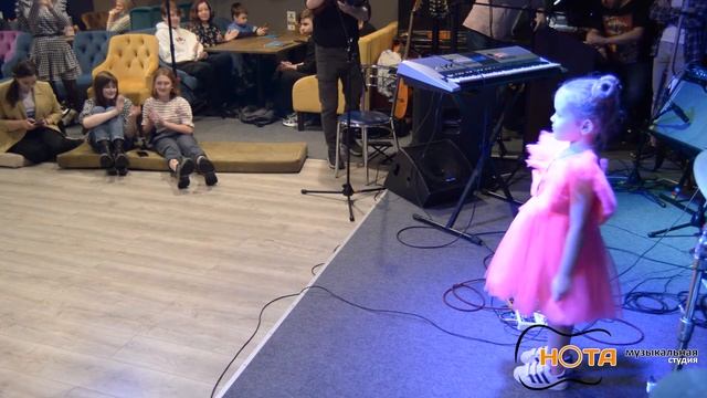 Ёлочке не холодно зимой новогодняя песня. #ёлочка #ёлка #зима #новыйгод