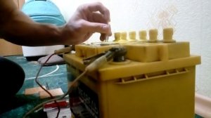 Какой должен быть уровень электролита в банках аккумулятора?