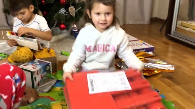 Какие подарки нам принес Дед Мороз под Елку! Игрушки под елкой смотреть онлайн