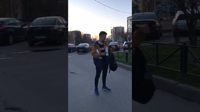 Как ходят девушки ? смотреть онлайн