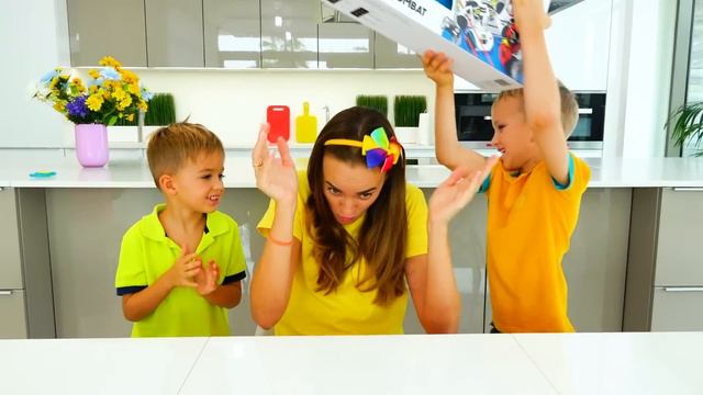Vlad y Niki juegan con RC Toy Cars & Robots смотреть онлайн