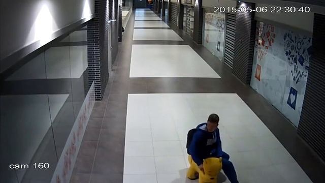 Дяденька сел в торговом центре на Винни Пуха и укатил домой смотреть онлайн