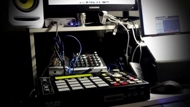 Пишем качающий минус в классическом Хип Хоп стиле на AKAI MPC смотреть онлайн