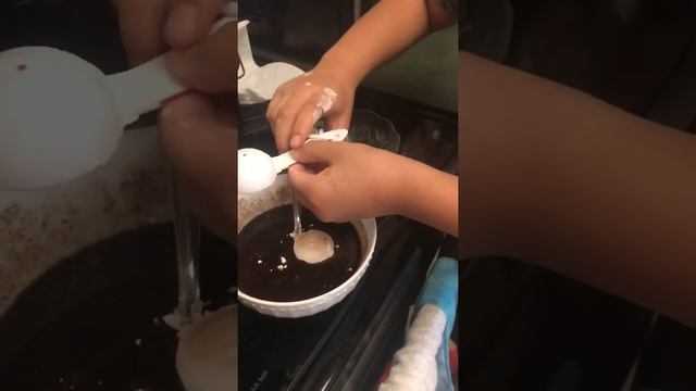 Making Ube cinnamon rolls смотреть онлайн