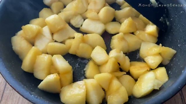 Apple pie. Яблочный пирог с меренгой. Быстрый пирог с яблоками. Ен онай пирог. Казакша рецепт. смотреть онлайн