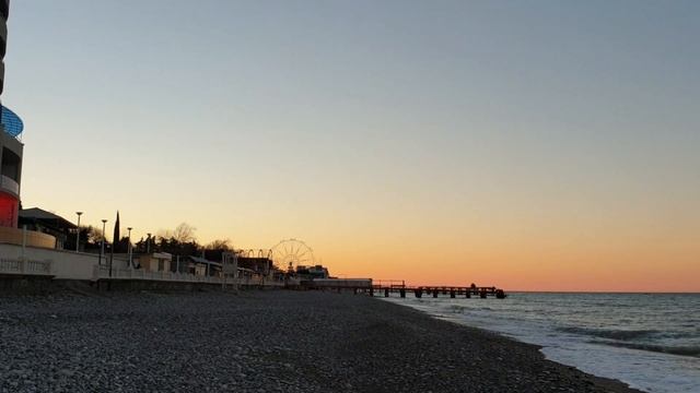 Январское утро, t +11° С в Лазаревском. Мыльное дерево (Сапиндус). Пляж "Морской Бриз" 06.01.2022 смотреть онлайн