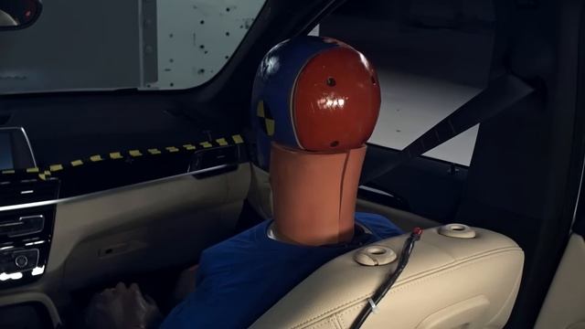 2018 BMW X1 passenger-side small overlap IIHS crash test смотреть онлайн