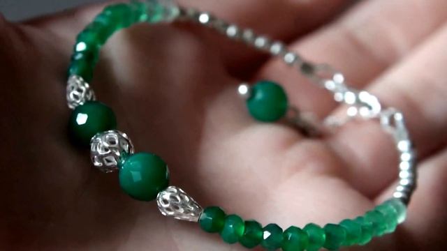 Браслет изумрудный с зеленым ониксом смотреть онлайн