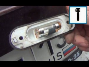 Замена лампы (C5W) подсветки номера в автомобиле ВАЗ Лада Гранта.