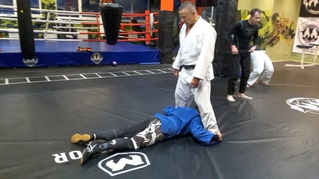 Разнообразим всем известные упражнения- подтягивания на животе с захватом ног партнера. смотреть онлайн