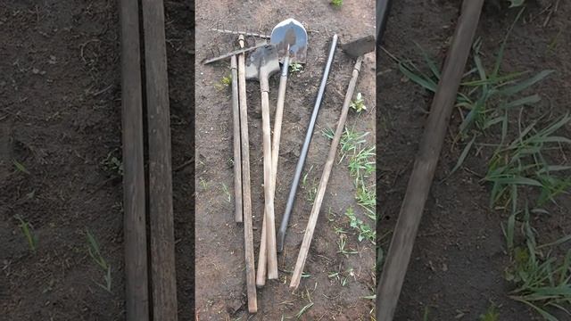 Шесть инструментов лежат на земле Первого Июня - двое грабель, две лопаты, лом и тяпка смотреть онлайн