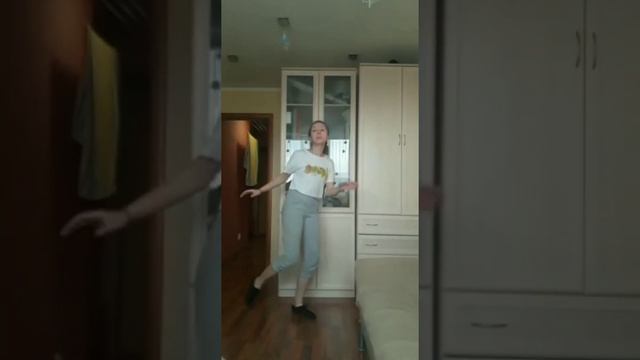 Клип под песню "Плохо танцевать" - самоирония, это то, что нам всем порой необходимо. смотреть онлайн