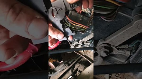 Снятие разъёма (фишки) блока ABS Ford Fusion.