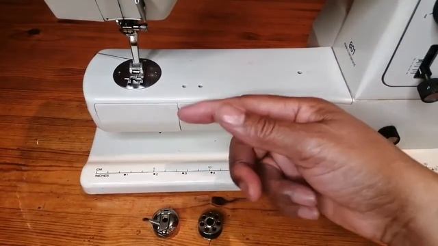 Threading up a sewing machine смотреть онлайн