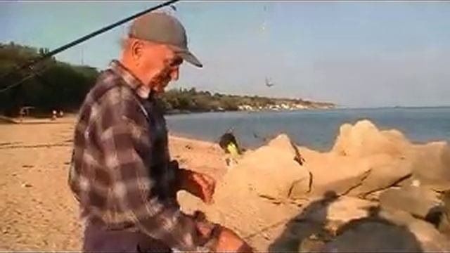 рыбалка в керчи. бычки.крым.хороший улов. смотреть онлайн