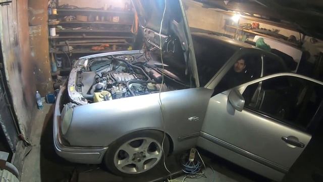 Mercedes W210 M112, пропала искра, но нашли причину. Завели мотор и Печаль-ХХ пропал и прострелы. смотреть онлайн