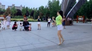 Танец Цин Цин был настолько заразительным, что дети танцевали вместе с ней.| Aurora