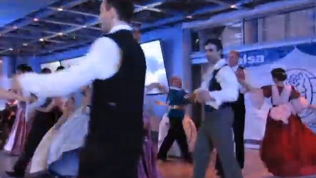 Менуэт со  стороны (в смысле сбоку)