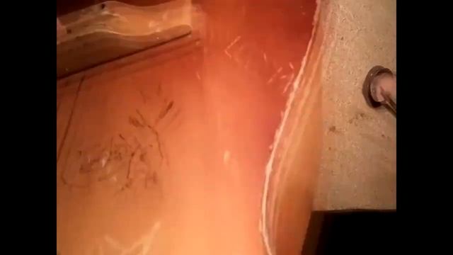 Ремонт гитары, клею нижний порожек, эпоксидным клеем. смотреть онлайн