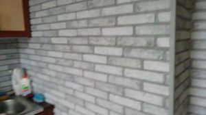 Ремонт кухни недорого. Пвх панели и ламинат на стены. Панели пвх на кухне.