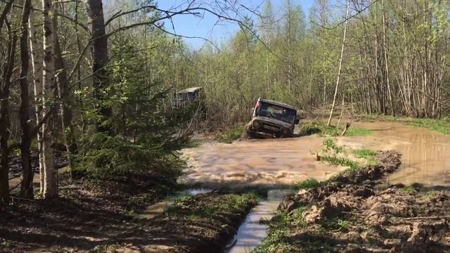 УАЗЫ НА ТАНКОВОМ ПОЛИГОНЕ. НИВЫ, ТОЙОТЫ И ПРОЧИЕ КРОССОВЕРЫ СИДЯТ ДОМА смотреть онлайн