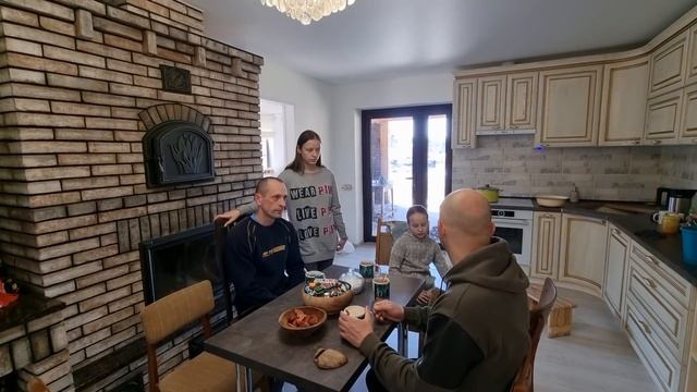 Огород подождёт.Мужикам надо исследовать лесное озеро, а девчонкам испытать новый духовой шкаф. смотреть онлайн