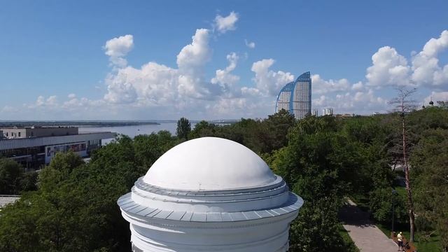 Ротонда на центральной набережной Волгограда. Съемка сверху. смотреть онлайн