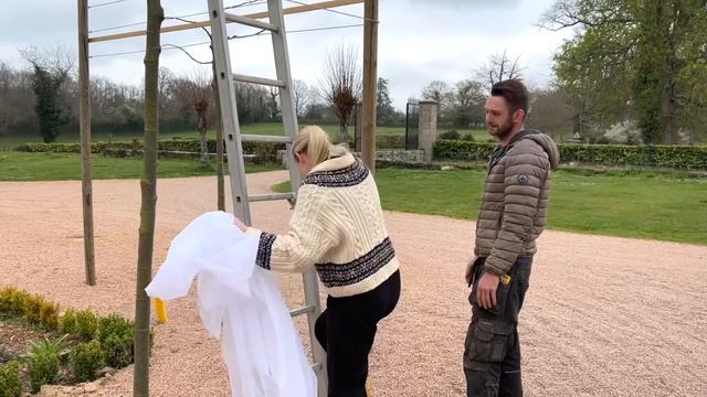 HOW WE'RE SAVING THE CHATEAU'S TREES (and dealing with a giant pile of manure)! смотреть онлайн